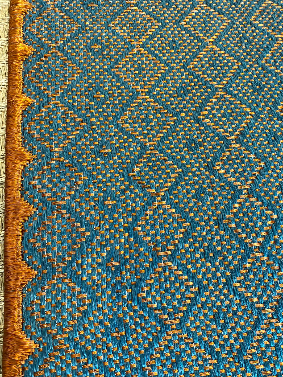 Tapete Tejido Romboidal en Fique con Cobre y Metal Plateado / Degradé
