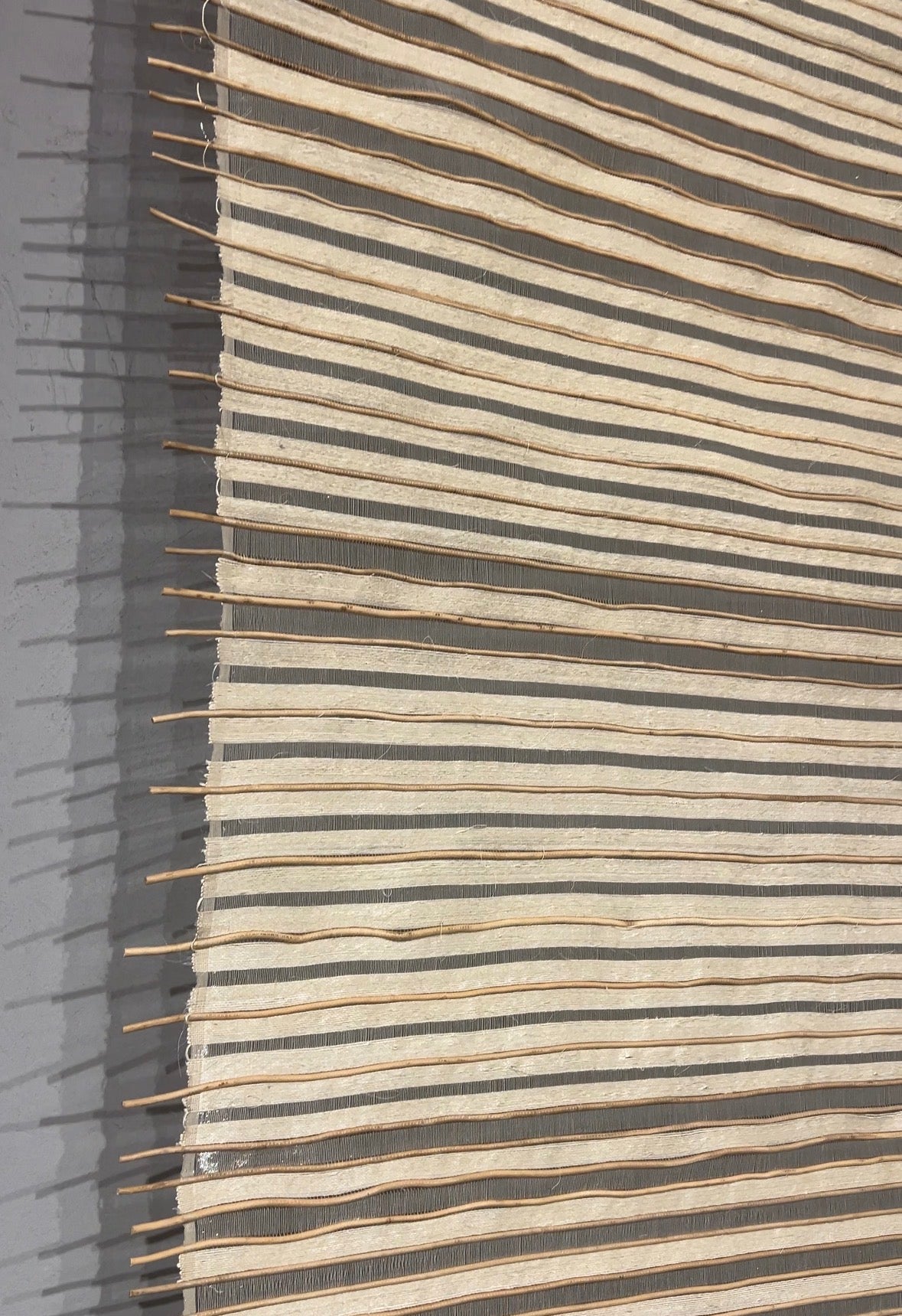 Tapiz hecho a mano en fibra natural / Tejido Aura Yaré / Fique Blanco + Metal Plata + Yaré
