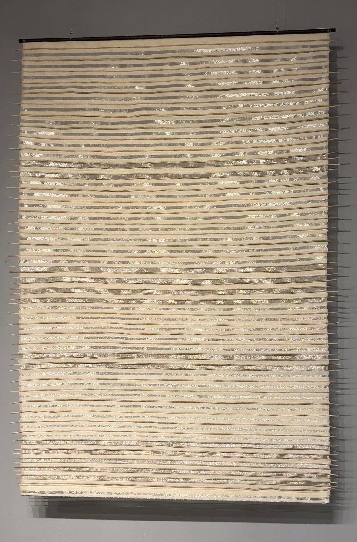 Tapiz hecho a mano en fibra natural / Tejido Aura Yaré / Fique Blanco + Metal Plata + Yaré